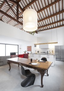 5360560fc07a80d43c00008a_renovation-of-an-industrial-building-into-a-single-family-house-guim-costa-calsamiglia_casa_ov_1-709x1000